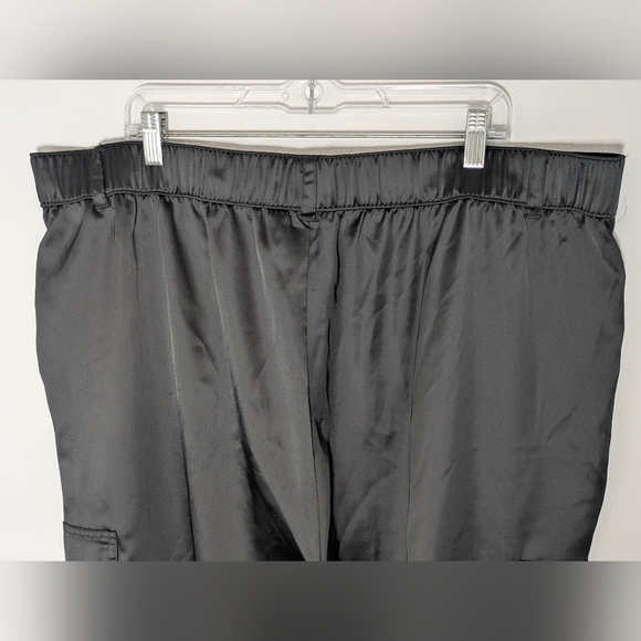 Torrid Women's Plus Size Relaxed Taper Satin Cargo Pant Size 20 Black Festival - Picture 6 of 12